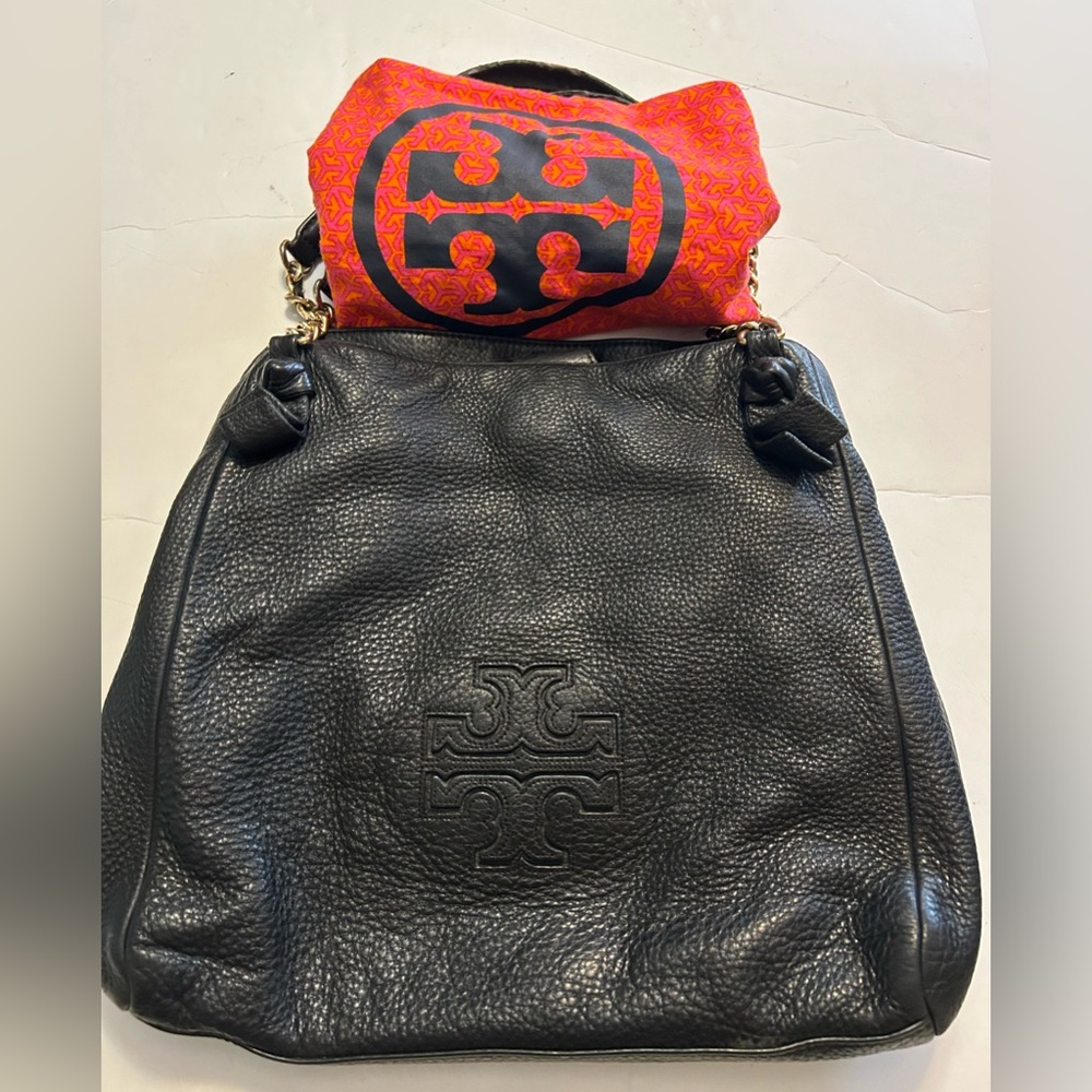 Tory Burch Black shoulder. purse
Will give credit card wallet and Dust Bag free - Picture 2 of 11